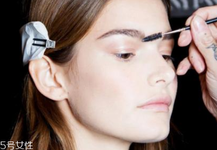 塑形眉胶怎么用?修眉后直接勾画眉形